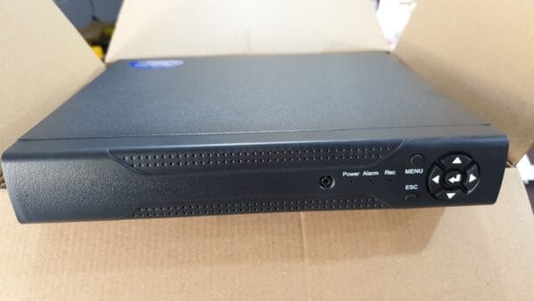 LYLU Комплект за видеонаблюдение - 8 канален DVR с 8 камери връзка с интернет и 3G